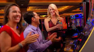 Tampilan meja Baccarat langsung pompa 77 dengan dealer profesional